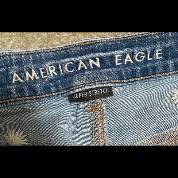 Embroidered Daisy Jean Shorts - Picture 3 of 3